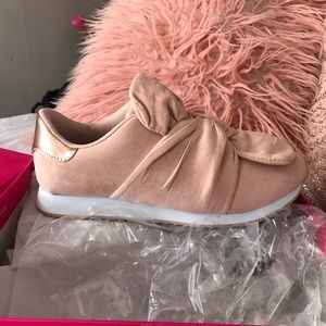 NIB blush knotted sneakers with rose gold detail